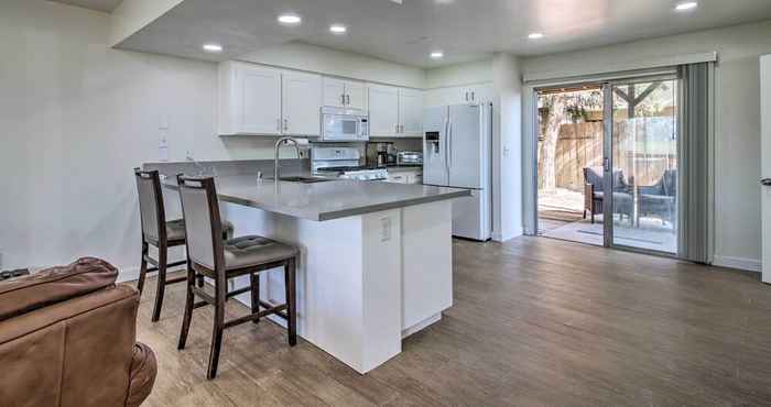 Lainnya Comfy Bakersfield Townhome - Fire Pit & Patio