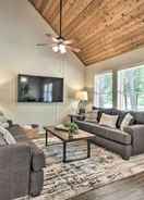 บริเวณนั่งเล่น Piney Woods Cottage, Steps From Livingston Lake!