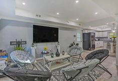 其他 6 Stunning South Fallsburg Home w/ Pool & Deck!