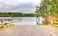 อื่นๆ 5 Lakefront Yelm Home: Lake Views + Pet Friendly!