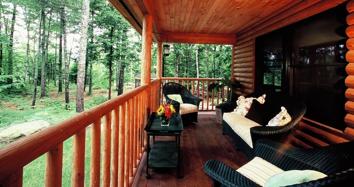 อื่นๆ Upscale Fryeburg Cabin: Hot Tub + Billiards Table!