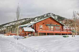 Others 4 Charming Bedford Cabin w/ Private Hot Tub!