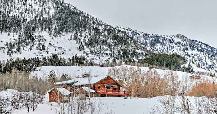 Others Charming Bedford Cabin w/ Private Hot Tub!