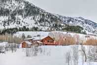 Others Charming Bedford Cabin w/ Private Hot Tub!