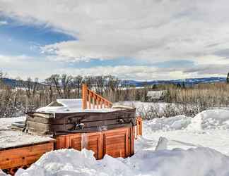 Others 2 Charming Bedford Cabin w/ Private Hot Tub!