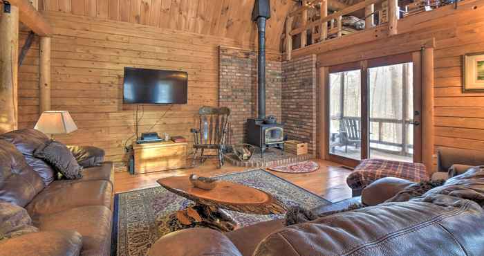 อื่นๆ Rustic Madison 'treehouse' Cabin With Game Room!