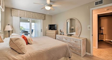 その他 2 Indian Shores Condo w/ 2 Balconies & Pool Access!