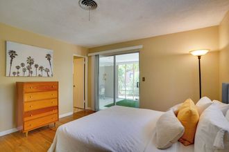 Lainnya 4 Charming Mid-century House - Just Steps to Lake!