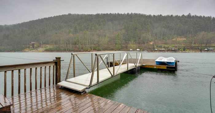 Lainnya Lakefront Butler Home w/ Hot Tub, Fire Pit + Dock