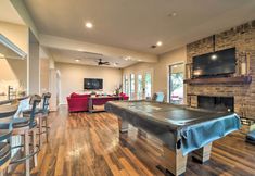 Others 6 Lavish Lakefront House w/ Pool Table & Patio!