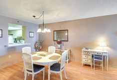 Lain-lain 2 Coastal Condo w/ Balcony: Walk to Madeira Beach!