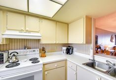 Lain-lain 6 Coastal Condo w/ Balcony: Walk to Madeira Beach!