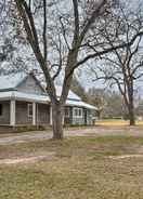 Imej utama Traditional Southern House With Front Porch!