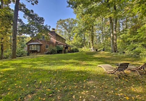 Others Rustic Retreat w/ Hot Tub in North Branford!