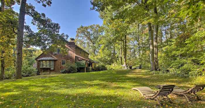 Others Rustic Retreat w/ Hot Tub in North Branford!