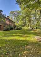 Imej utama Rustic Retreat w/ Hot Tub in North Branford!