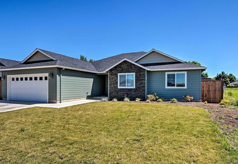 Others Cozy Home w/ Yard ~ 3 Mi to Downtown Medford!