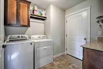 Lain-lain 4 Cozy Home W/yard - 3 Mi. to Downtown Medford!