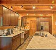 Others 5 Luxury Lodge: Hot Tub, Snowmobiling & ATV Access!