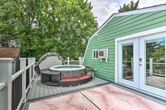 Others 4 Epic Brunswick Apartment, Deck w/ Private Hot Tub!