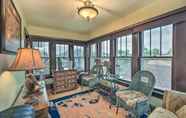 Others 3 Elegant Superior Getaway < 2 Mi to Downtown!