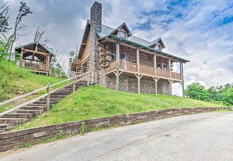Others Log Cabin w/ Hot Tub + Games, 5 Mi to Pigeon Forge