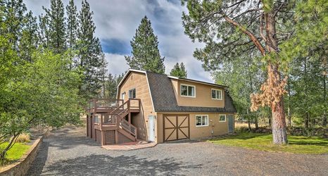 其他 2 Upscale Bend Barn w/ Deck - Close to Trails!