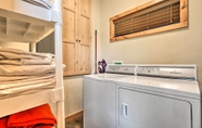 Lain-lain 2 Modern Main Street Apt - Near Outdoor Recreation!