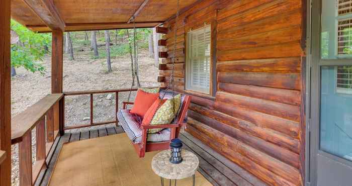 Lain-lain Romantic Eureka Springs Cabin w/ Fireplace!