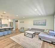 Khác 2 Chic Beach Home w/ Heated Pool: 1 Mi to Ocean!