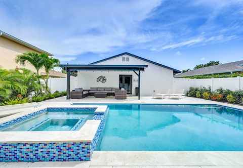 Khác Chic Beach Home w/ Heated Pool: 1 Mi to Ocean!