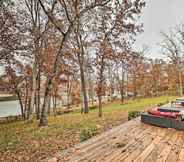 Lainnya 7 Lakefront Rogers Getaway w/ Hot Tub & Deck!