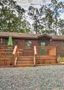 Imej utama Cozy Nature Lovers' Dream Cabin w/ Fire Pit & Deck