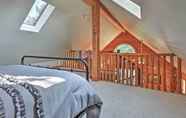 Lain-lain 4 Hillside Cabin on 43 Acres w/ Private Lake & View!