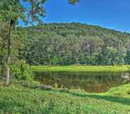 อื่นๆ 2 Hillside Cabin on 43 Acres w/ Private Lake & View!