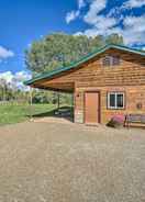 Imej utama Serene Dolores Cabin w/ Patio & River Access!