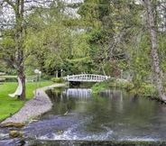 อื่นๆ 4 Contemporary Tacoma Cottage w/ Deck & Pond!