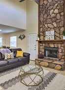 ภายใน El Paso Vacation Rental w/ Fireplace