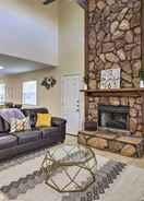 ภายใน El Paso Vacation Rental w/ Fireplace