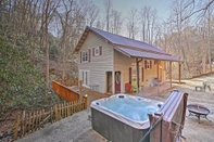 อื่นๆ Bryson City Cottage w/ Hot Tub & Waterfall Views!