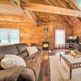 Interior1Panama Cabin on 36 Acres w/ Hot Tub & Trails!,肖托夸县飯店