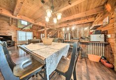 その他 4 Panama Cabin on 36 Acres w/ Hot Tub & Trails!