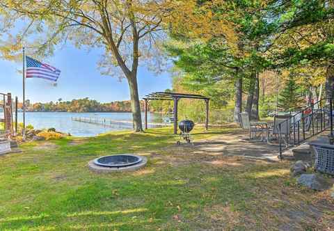 Others Waupaca Lake Cottage w/ Fire Pit & Boat Dock