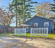 Others 4 Waupaca Lake Cottage w/ Fire Pit & Boat Dock