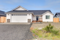 Others Ocean Shores Home w/ Game Room - Walk to Beaches!