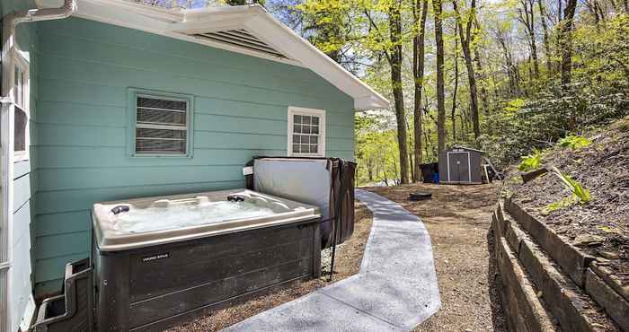 Others Boone Vacation Rental w/ Private Hot Tub & Deck