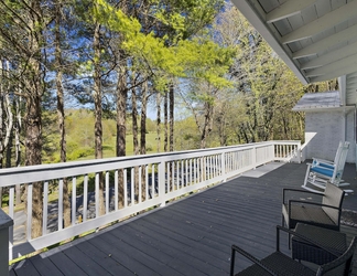 Lain-lain 2 Boone Vacation Rental w/ Private Hot Tub & Deck