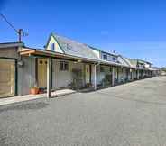 Others 3 Sanderling Sea Cottages, Unit 2: Walk to Coast!