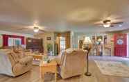 Others 7 Cozy Lake Eufaula Hideaway w/ Fire Pit & Hot Tub!