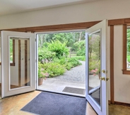 Others 7 Updated Vashon Island Studio w/ Yard & Ponds!